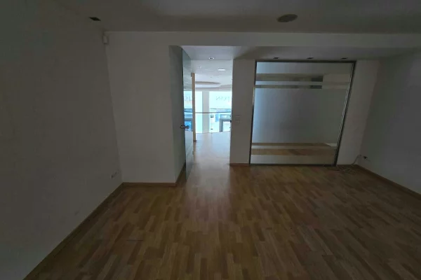 Jepet me qera Dyqan 590m2 — Tirane