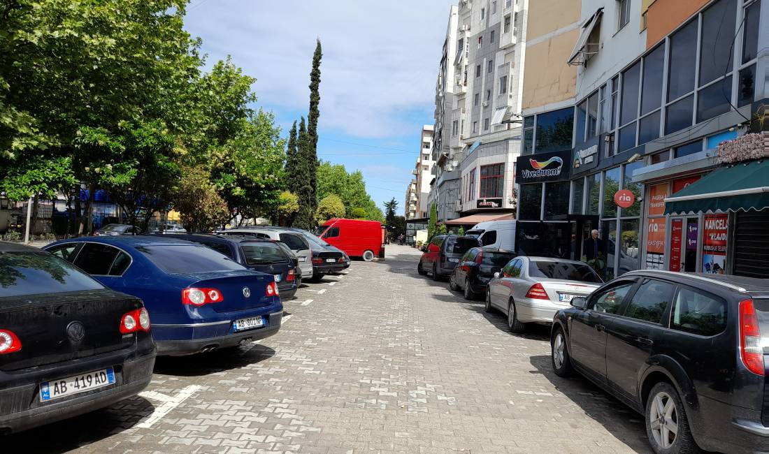 Pallatet e verdha jepet me qira dyqani 