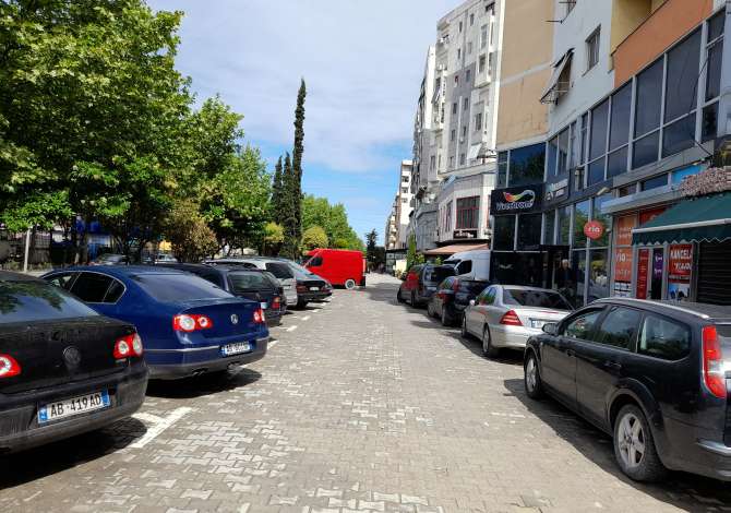 Pallatet e verdha jepet me qira dyqani 