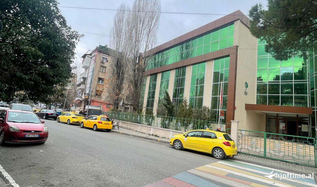 21 Dhjetori Perballe poliklinikes shitet Ambienti biznesi 