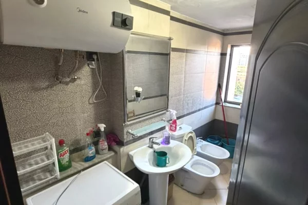 Shtepi me qera Apartament ne Tirane, 2+1, Mobilimi E mobiluar, Pagesa 50,000  Leke.