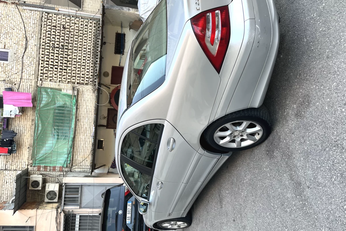 Makina ne shitje ne Tirane, Mercedes-Benz, 2006 Diesel,Kambio Automatik Pagesa 260,000  Leke.