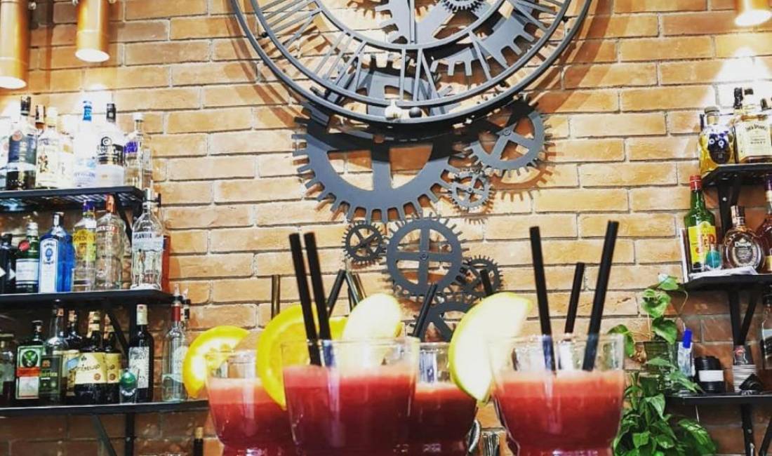 Offerte di lavoro a Tirana, Profession  Banakier/e / kamarier/e , , Pagamento Trattabile.