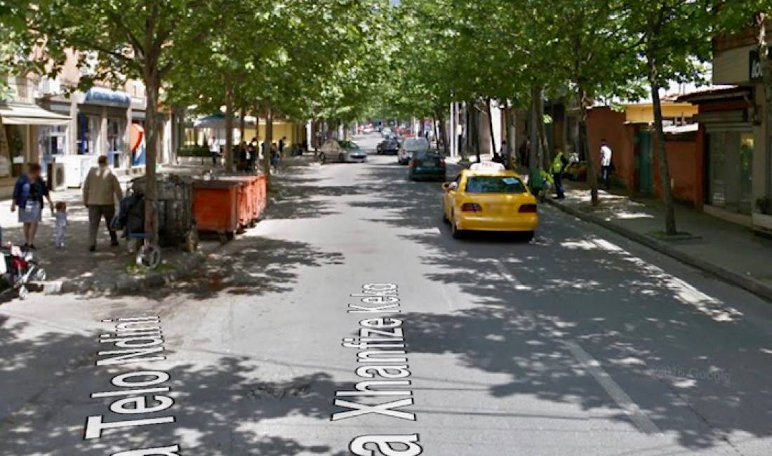 Shitet Dyqan buze rruge te Xhamlliku