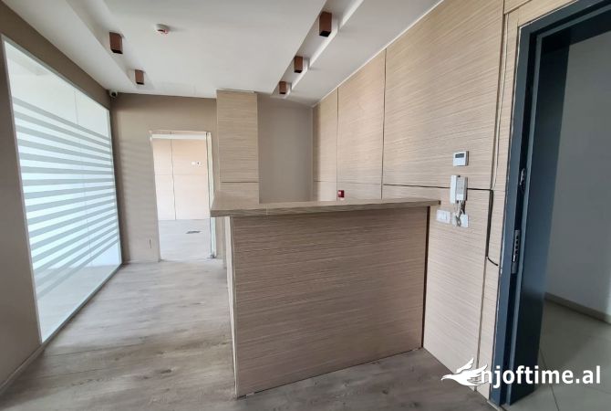 Ambiente Commerciale in Affitto 3+1 a Tirana - 2,500 Euro