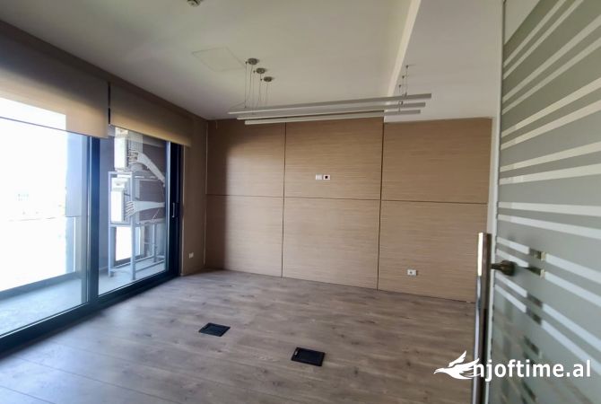 Ambiente Commerciale in Affitto 3+1 a Tirana - 2,500 Euro
