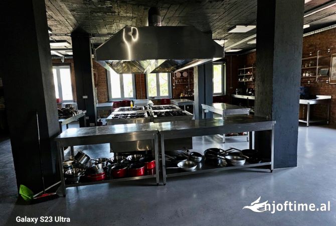 Ambiente Commerciale in Affitto 3+1 a Tirana - 2,500 Euro