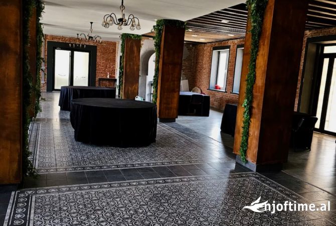 Ambiente Commerciale in Affitto 3+1 a Tirana - 2,500 Euro