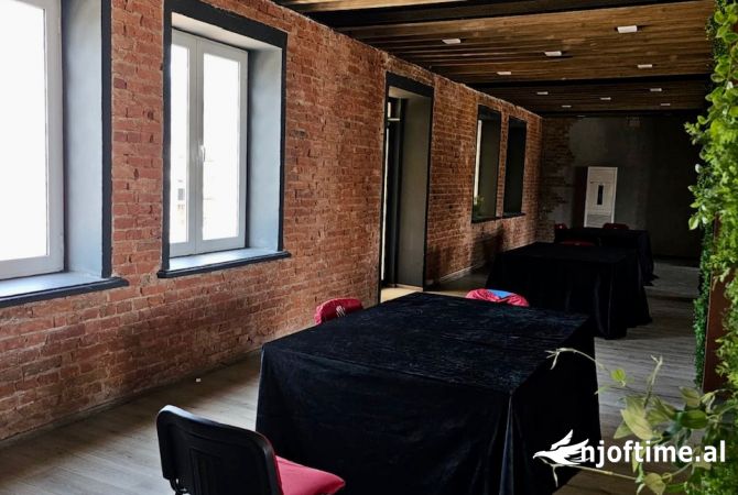 Ambiente Commerciale in Affitto 3+1 a Tirana - 2,500 Euro