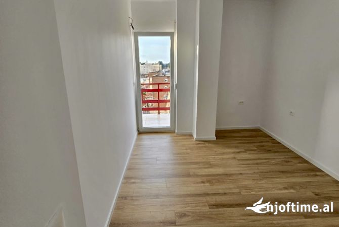 Shtepi ne shitje Apartament ne Tirane, 2+1, Mobilimi Bosh, pa mobiluar, Pagesa 132,000  Euro.