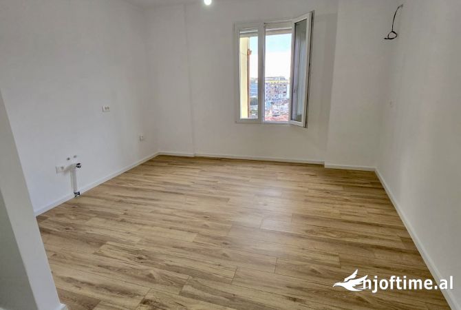 Shitet Apartament 2+1 te Xhamlliku