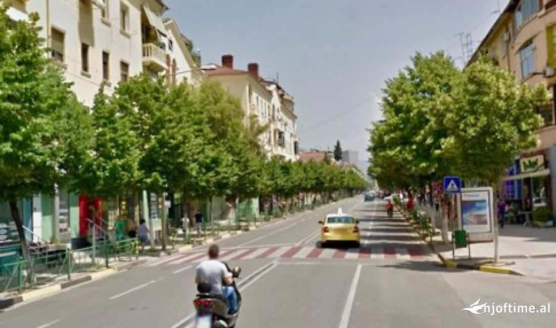 Shiten Dyqan te Rr, Durresit buze Rruge