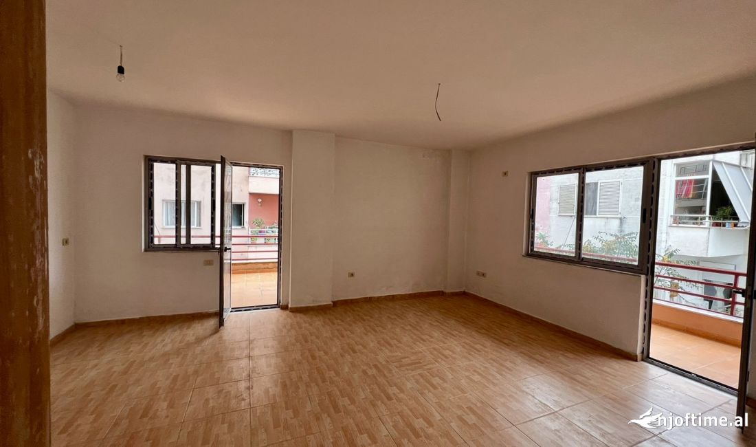 Shtepi ne shitje Apartament ne Tirane, 3+1, Mobilimi Bosh, pa mobiluar, Pagesa 193,000  Euro.