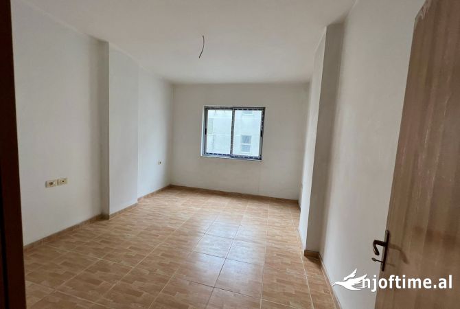 Shtepi ne shitje Apartament ne Tirane, 3+1, Mobilimi Bosh, pa mobiluar, Pagesa 193,000  Euro.