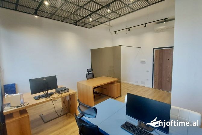 Ambiente Commerciale in Vendita 1+1 a Tirana - 126,000 Euro