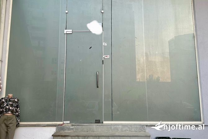 Ambiente Commerciale in Vendita 1+1 a Tirana - 126,000 Euro