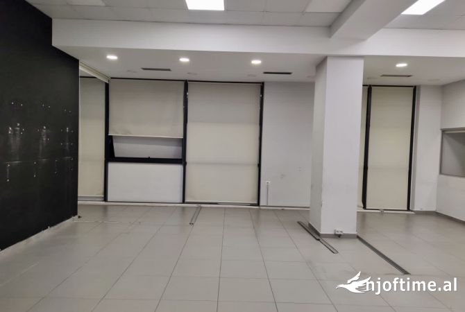 Ambiente Commerciale in Affitto 3+1 a Tirana - 1,500 Euro