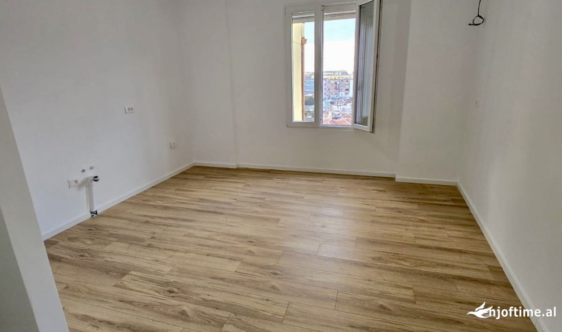 Shtepi ne shitje Apartament ne Tirane, 2+1, Mobilimi Bosh, pa mobiluar, Pagesa 132,000  Euro.