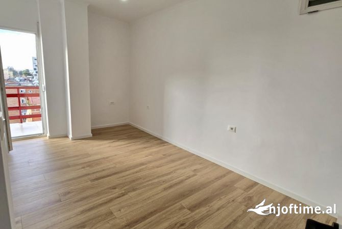 Shtepi ne shitje Apartament ne Tirane, 2+1, Mobilimi Bosh, pa mobiluar, Pagesa 132,000  Euro.