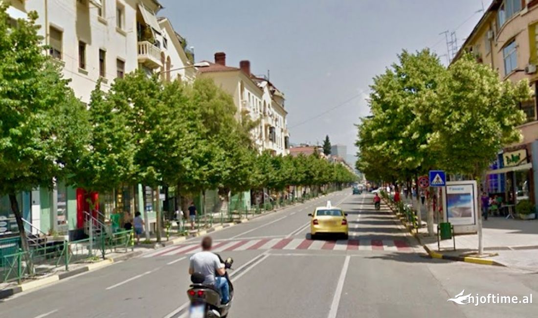 Shiten Dy Dyqane te Rr, Durresit