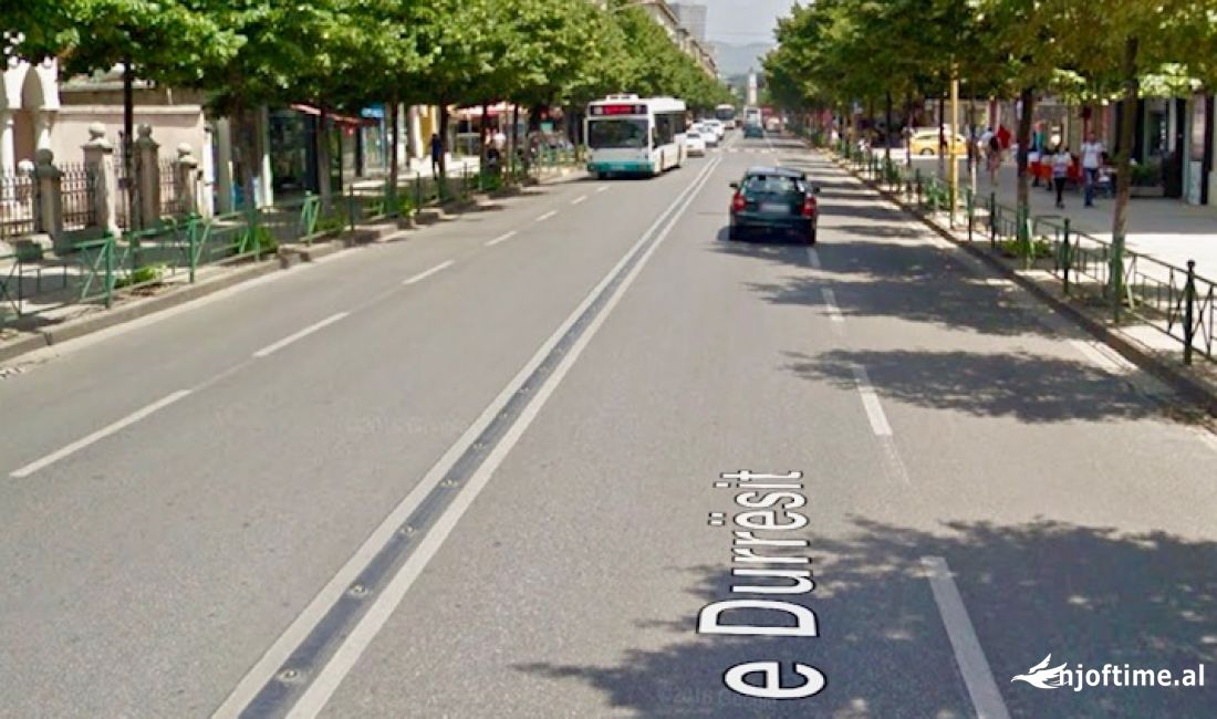 Shiten Dy Dyqane te Rr, Durresit