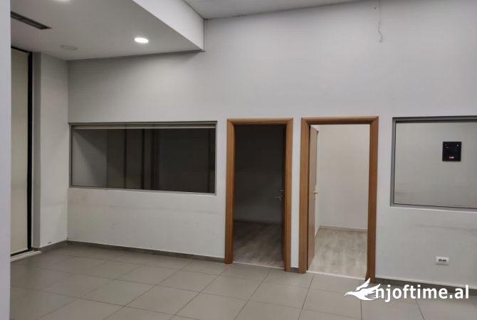 Qera Ambjent te Komuna Parisit