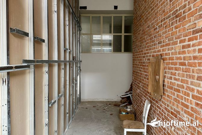 Ambiente Commerciale in Vendita 1+1 a Tirana - 70,000 Euro