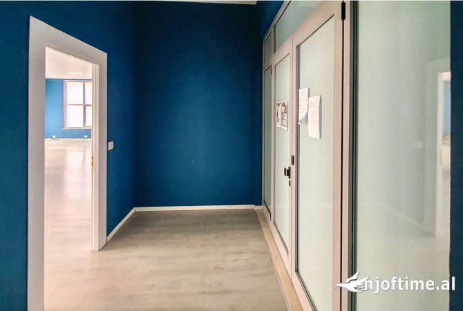 Ambiente Commerciale in Affitto 3+1 a Tirana - 2,500 Euro