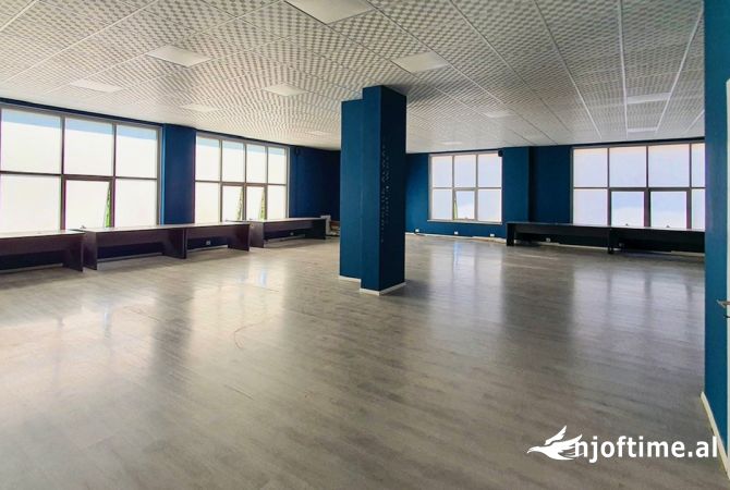 Ambiente Commerciale in Affitto 3+1 a Tirana - 2,500 Euro