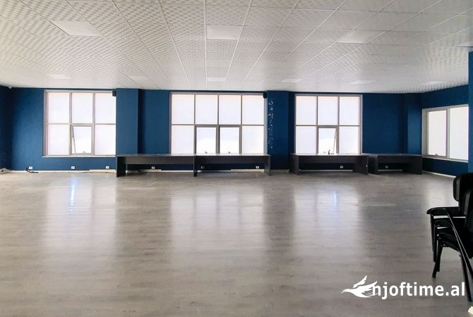 Ambiente Commerciale in Affitto 3+1 a Tirana - 2,500 Euro