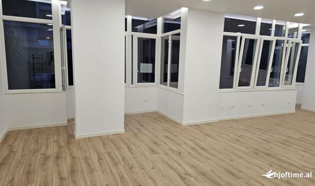 Shitet Ambjent Biznesi afer Square 21