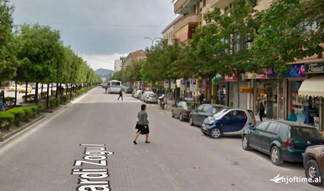 Shitet Dyqan te Blv Zogu i 1