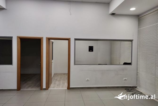 Shitet Ambjent Biznesi te Komuna Parisit