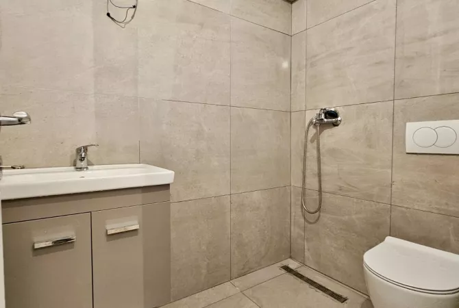 Shtepi ne shitje Apartament ne Tirane, 1+1, Mobilimi Bosh, pa mobiluar, Pagesa 98,000  Euro.