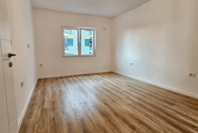 Shtepi ne shitje Apartament ne Tirane, 1+1, Mobilimi Bosh, pa mobiluar, Pagesa 98,000  Euro.