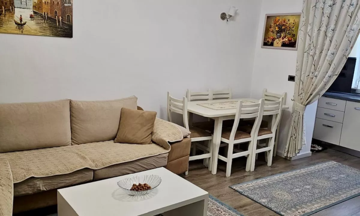 Shtepi ne shitje Apartament ne Tirane, 2+1, Mobilimi E mobiluar, Pagesa 140,000  Euro.