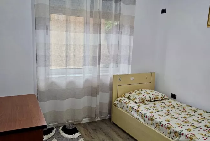 Shtepi ne shitje Apartament ne Tirane, 2+1, Mobilimi E mobiluar, Pagesa 140,000  Euro.
