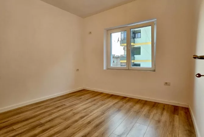Shtepi ne shitje Apartament ne Tirane, 1+1, Mobilimi Bosh, pa mobiluar, Pagesa 98,000  Euro.