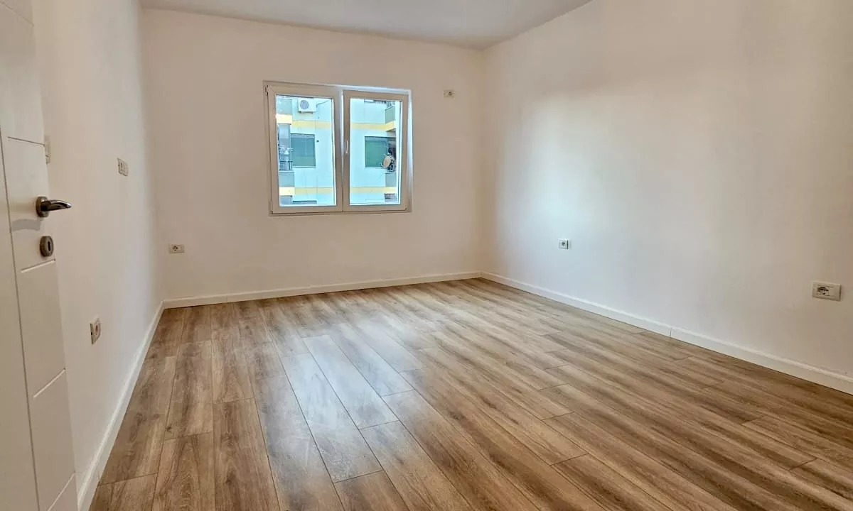 Shtepi ne shitje Apartament ne Tirane, 1+1, Mobilimi Bosh, pa mobiluar, Pagesa 98,000  Euro.