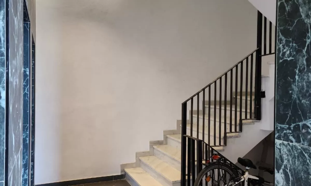 Shtepi ne shitje Apartament ne Tirane, 3+1, Mobilimi Bosh, pa mobiluar, Pagesa 254,000  Euro.