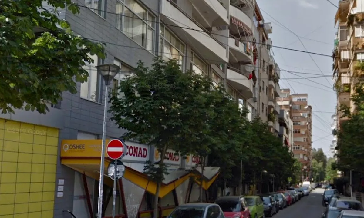 Shitet Dyqan te zona e Bllokut