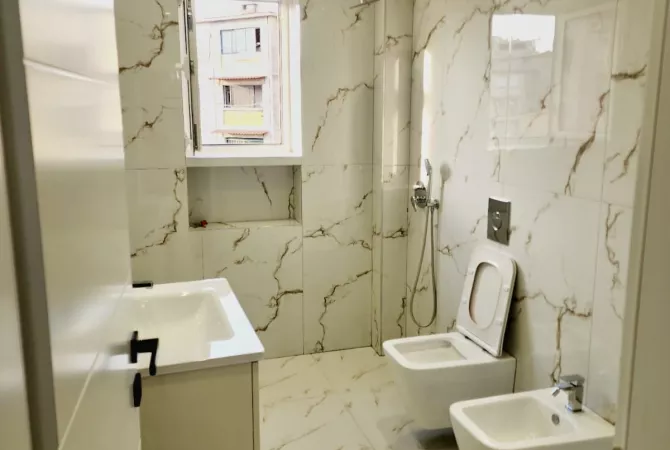 Shtepi ne shitje Apartament ne Tirane, 2+1, Mobilimi Bosh, pa mobiluar, Pagesa 155,000  Euro.