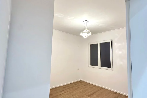 Shtepi ne shitje Apartament ne Tirane, 2+1, Mobilimi Bosh, pa mobiluar, Pagesa 168,000  Euro.