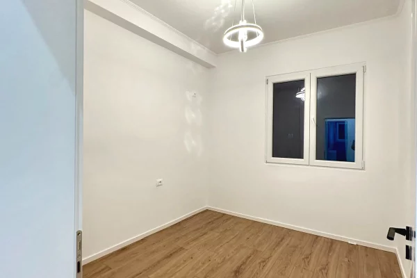 Shtepi ne shitje Apartament ne Tirane, 2+1, Mobilimi Bosh, pa mobiluar, Pagesa 168,000  Euro.