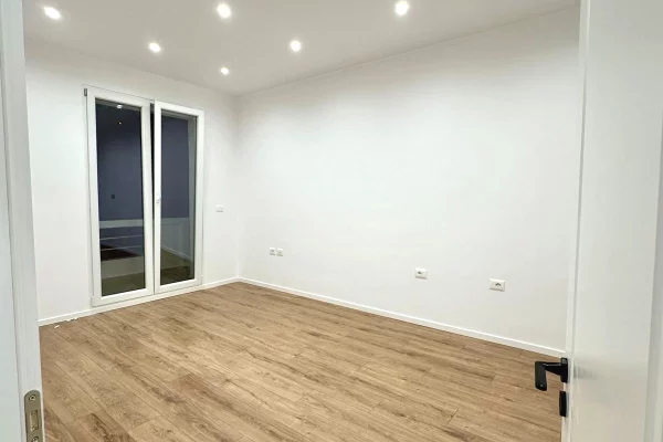 Shtepi ne shitje Apartament ne Tirane, 2+1, Mobilimi Bosh, pa mobiluar, Pagesa 168,000  Euro.