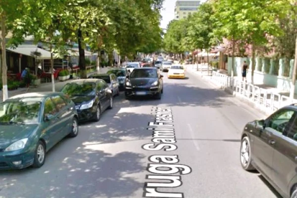 Shitet Apartament 2+1 ne Bllok te Petro Nini