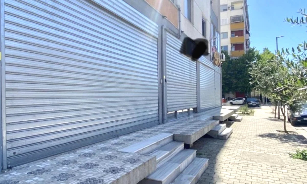 Shitet Dyqan ne Misto Mame