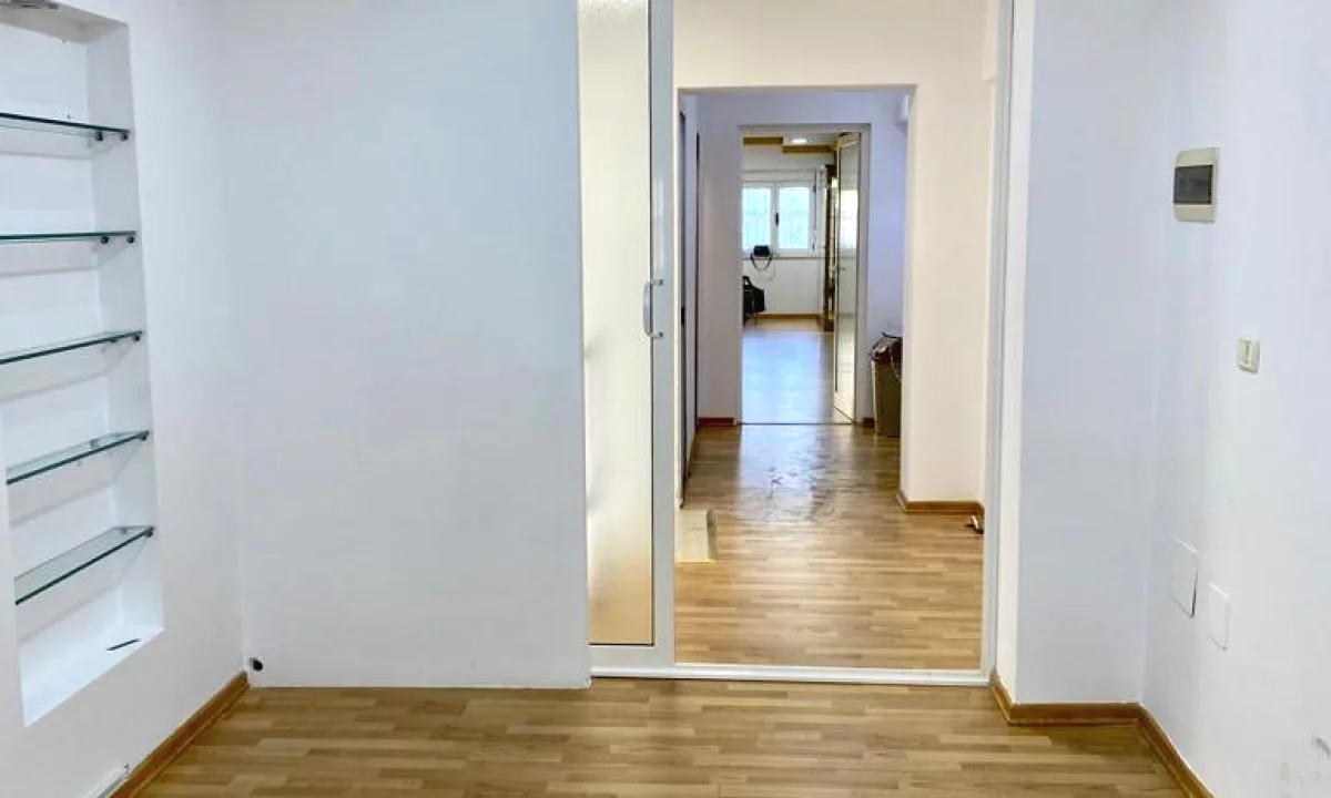 Qera Ambjent ne Qender te Piaca