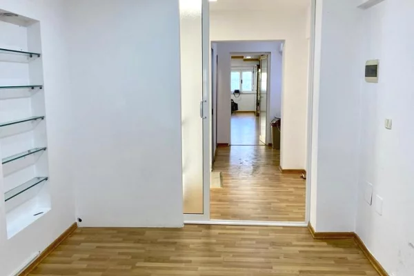 Qera Ambjent ne Qender te Piaca