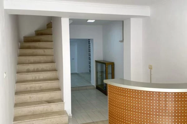 Ambient biznesi me qera 3+1 ne Tirane - 140,000 Leke